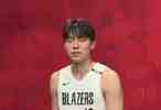 杨瀚森NBA第二赛季训练后英语交流无障碍