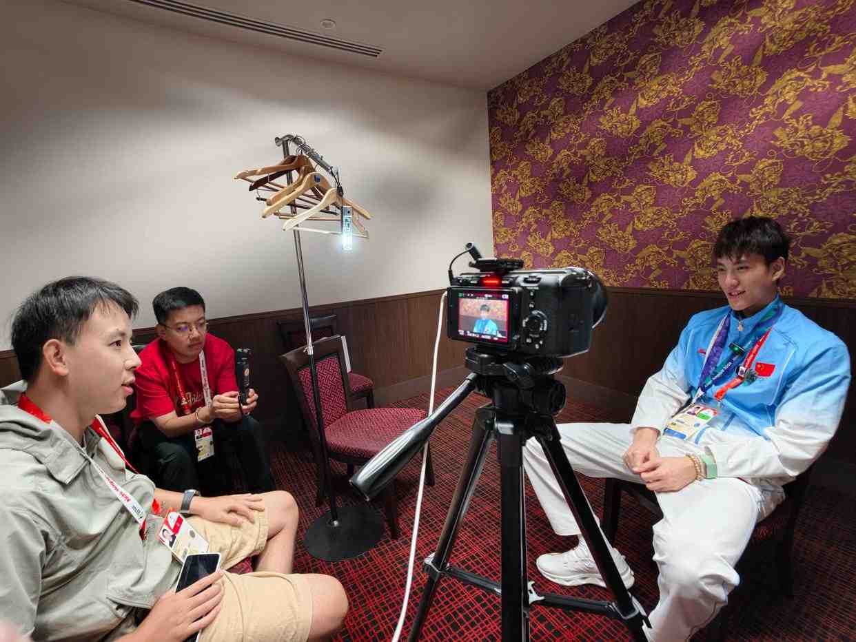 李昊：水瓶扔了无所谓，反正他们也踢不进